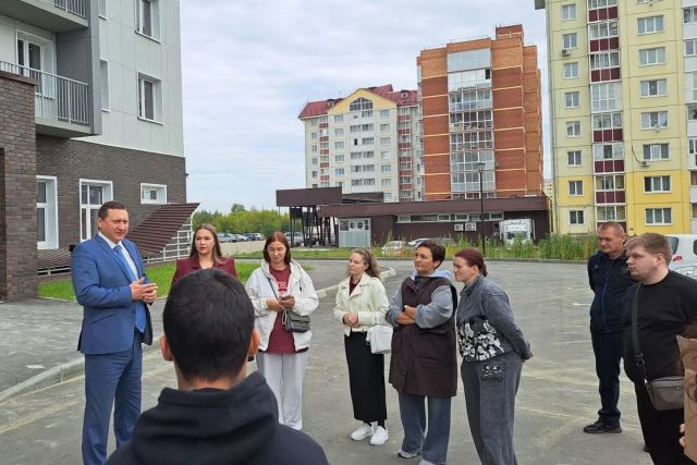 В Иркутской области сиротам вручили ключи от 39 новых квартир