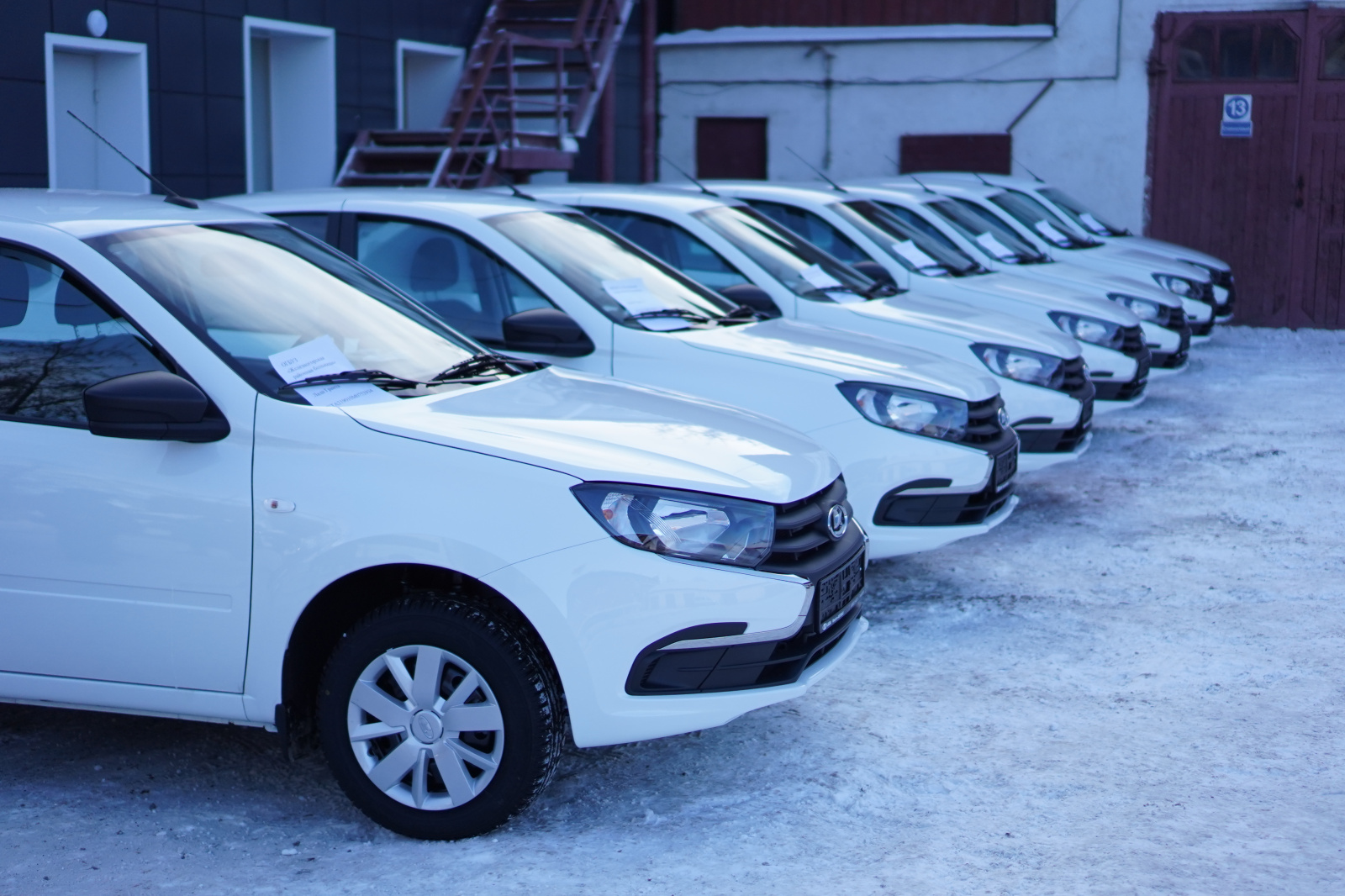 84 легковых автомобиля получили в этом году медорганизации Иркутской области
