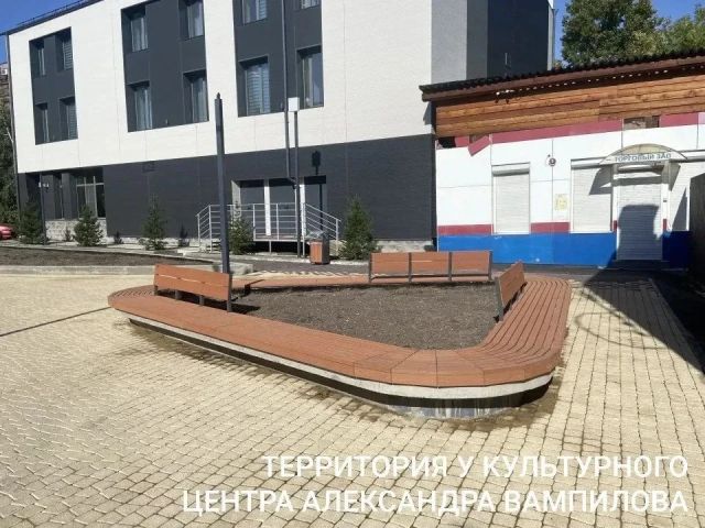 У центра Вампилова в Иркутске положили новую плитку
