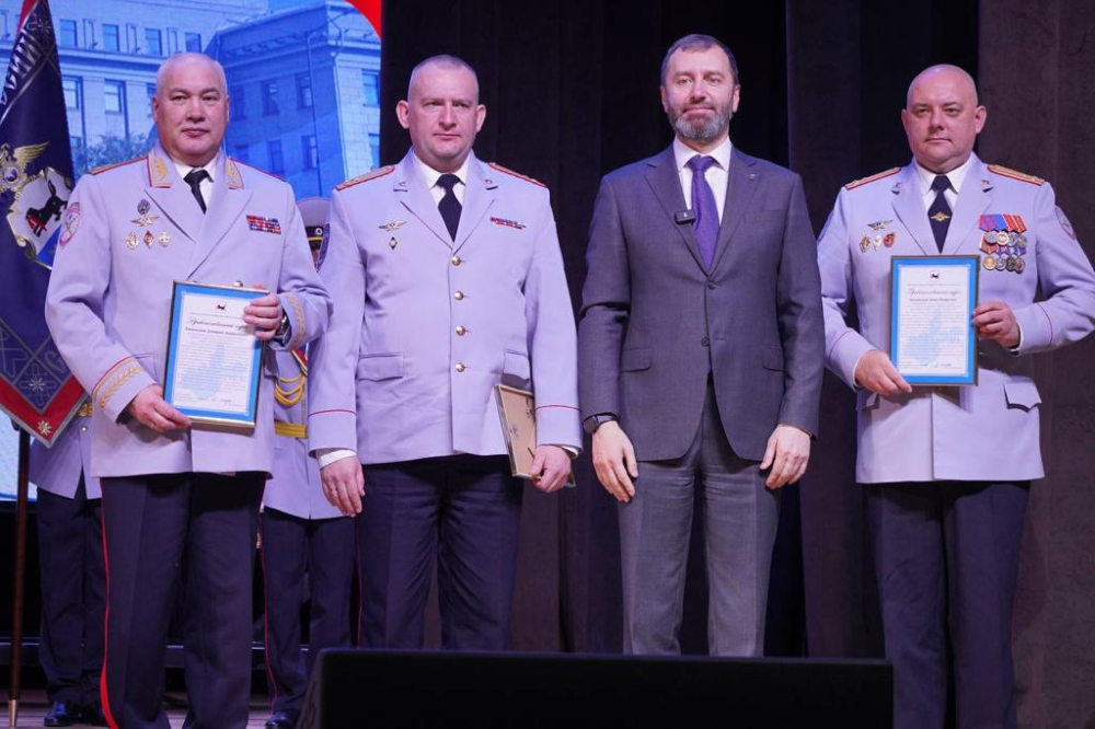Александр Ведерников вручил награды иркутским полицейским
