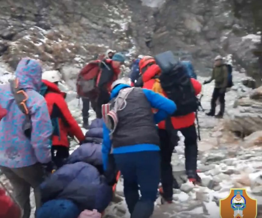 Alpinist Upal Pri Podeme Na Zamerzshiy Vodopad Na Reke Kyngyrge