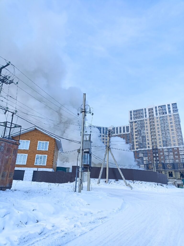 Пожар произошел на стройке ЖК "Стрижи" в Иркутске. Фото с места