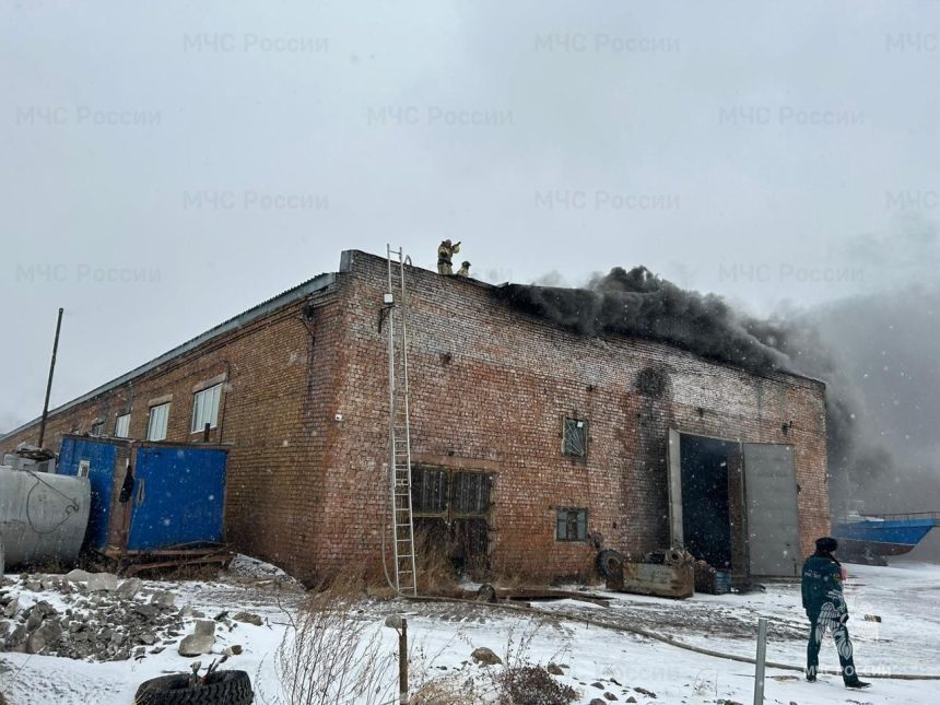 Ангар горит на промплощадке в Братске