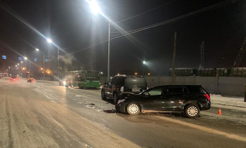 Автобус и два автомобиля столкнулись на улице Трактовая в Иркутске