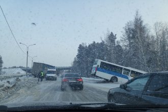 Автобус с пассажирами столкнулся с грузовиком в Иркутске