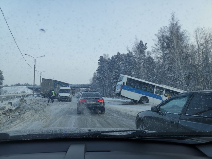 Автобус с пассажирами столкнулся с грузовиком в Иркутске