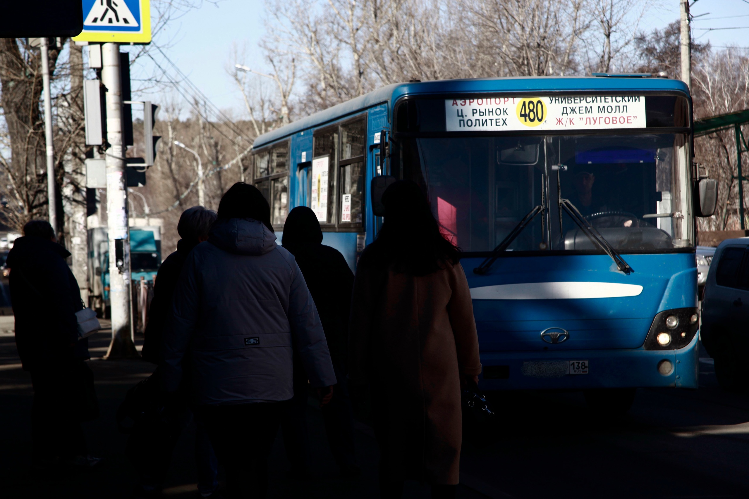 Автобус с пассажирами столкнулся с легковушкой в Иркутске