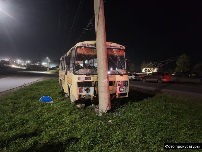 Автобус с пассажирами врезался в опору ЛЭП в Нижнеудинске. Шесть человек пострадали