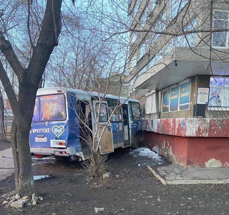 Автобус столкнулся с пожарной машиной, снес ограждение и въехал в дом в Иркутске