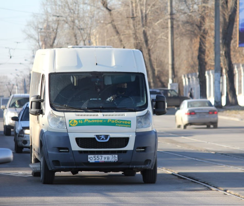 Маршрутка 4к на дороге, вид спереди.