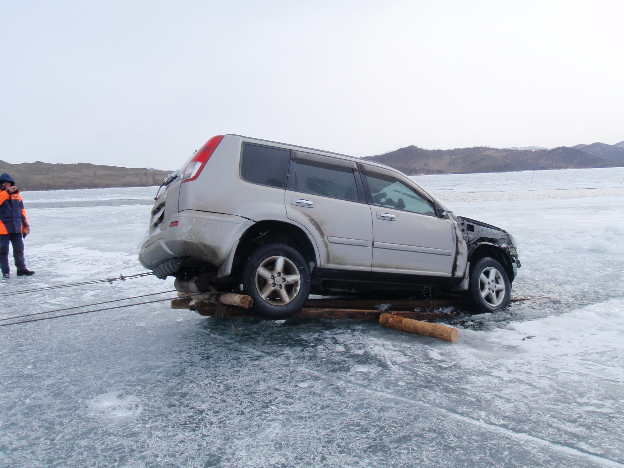 Автомобиль частично провалился под лед на Байкале