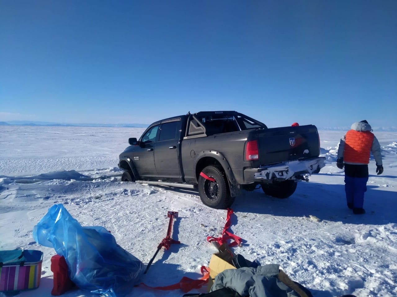 Автомобиль «Dodge Ram» попал в трещину на Байкале
