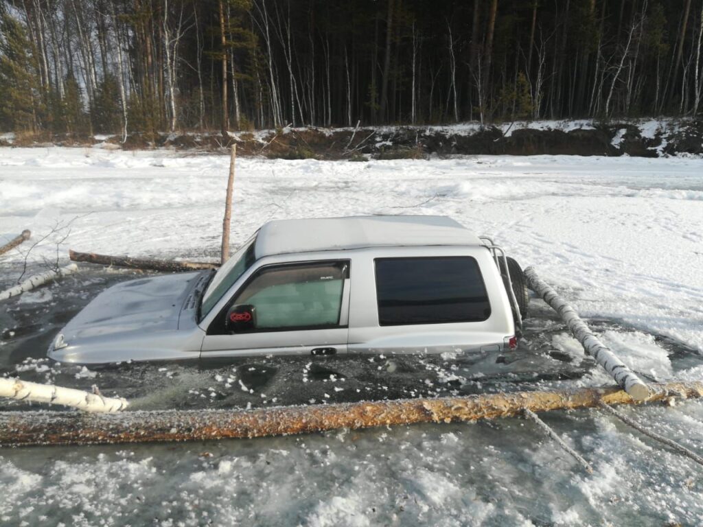 Автомобиль «Mitsubishi Pajero» провалился под лед на 41 километре Байкальского тракта