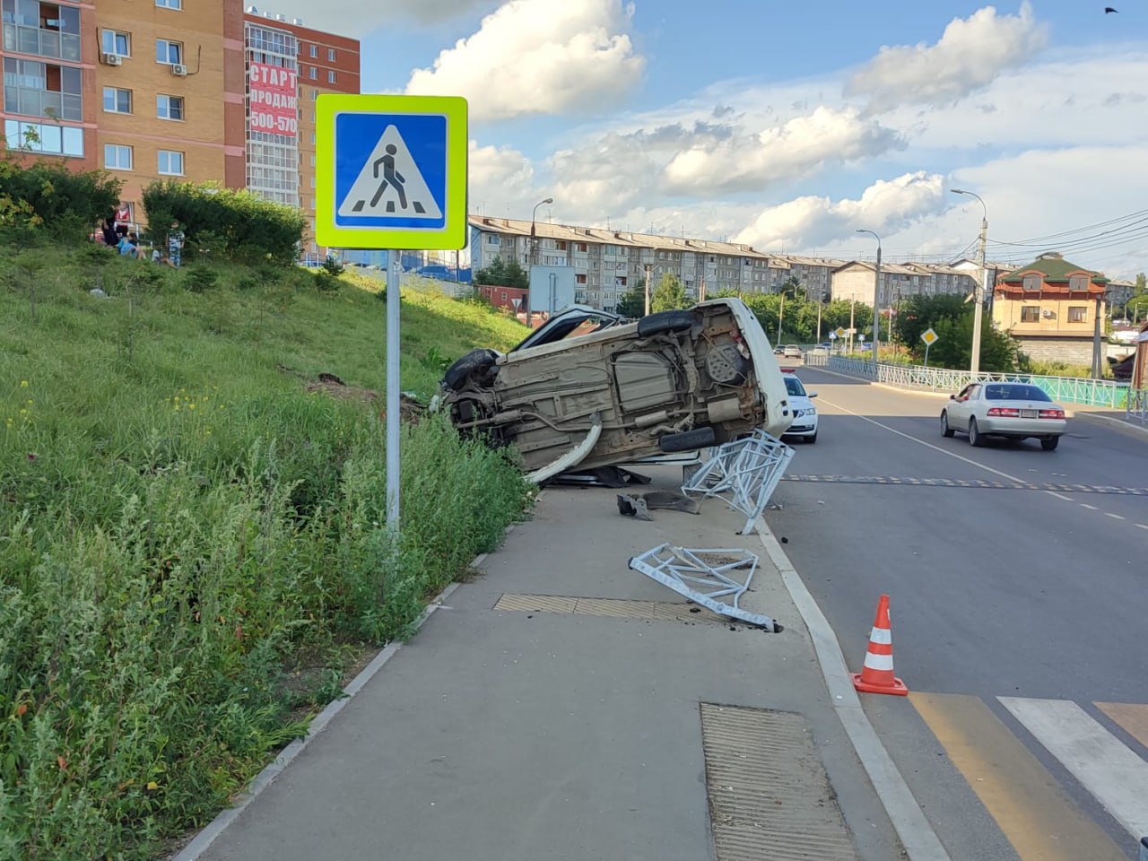 Автомобиль протаранил ограждение и опрокинулся в микрорайоне Топкинский в Иркутске