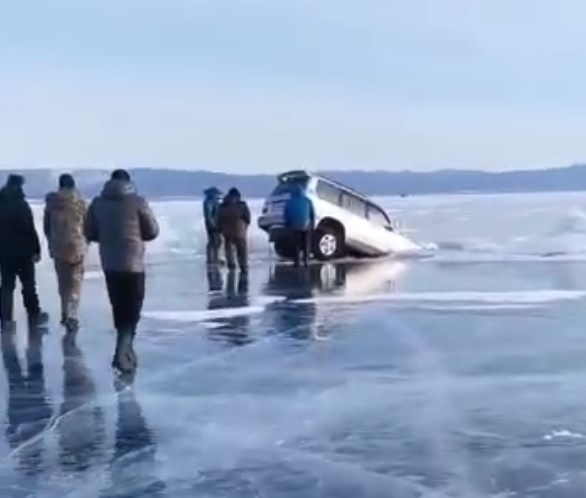 Автомобиль провалился под лед на Малом Море озера Байкал