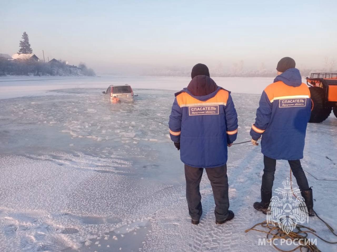 Автомобиль провалился под лед на реке Оке в Зиминском районе