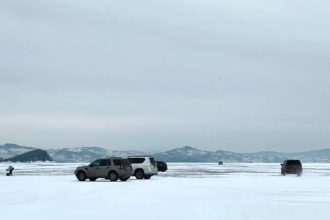 Автомобиль с двумя взрослыми и ребенком частично провалился в трещину на льду Байкала