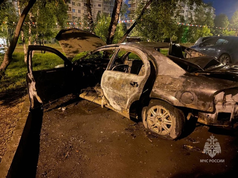Автомобили подожгли в двух дворах Иркутска в ночь на 6 июня