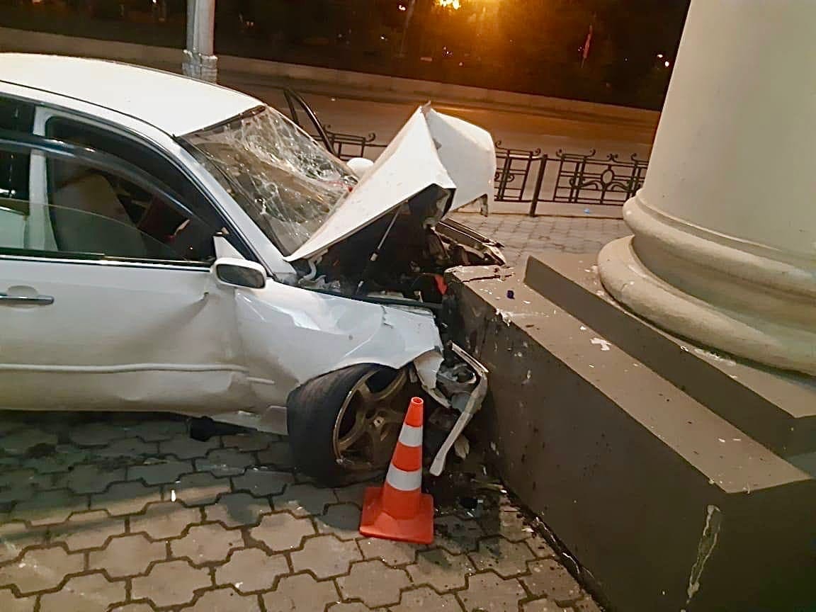 Автомобилист врезался в архитектурную конструкцию здания напротив сквера Кирова в Иркутске