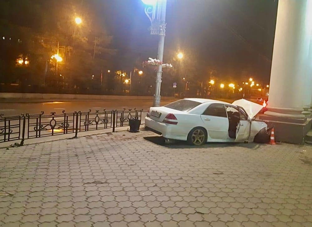 18 июня иркутск. Машина на улице. Машина ночью.