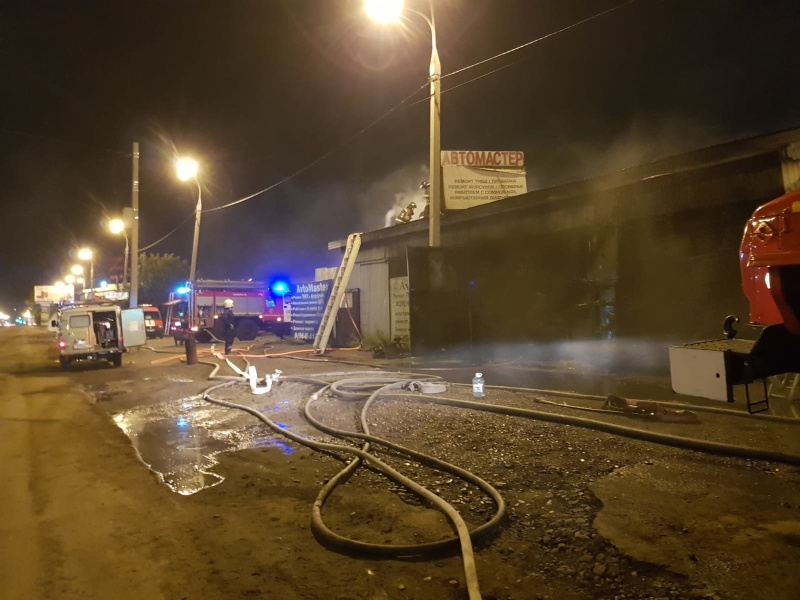 Автосервис горел в Иркутске в ночь на 4 августа