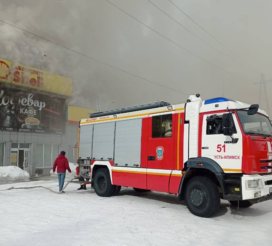 Автосервис загорелся на Усть-Илимском шоссе 10 марта