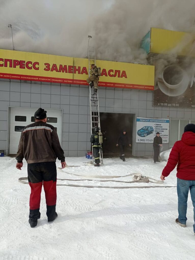 Автосервис загорелся на Усть-Илимском шоссе 10 марта