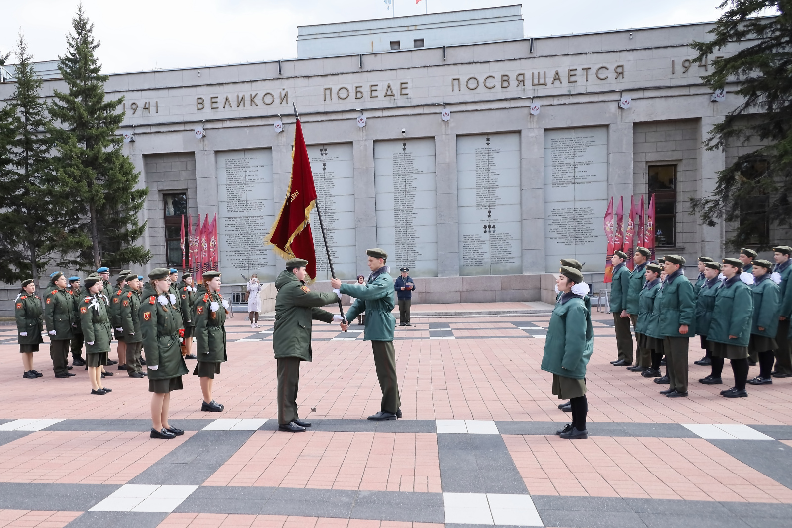 Школьники заступили на пост у Вечного огня в Иркутске