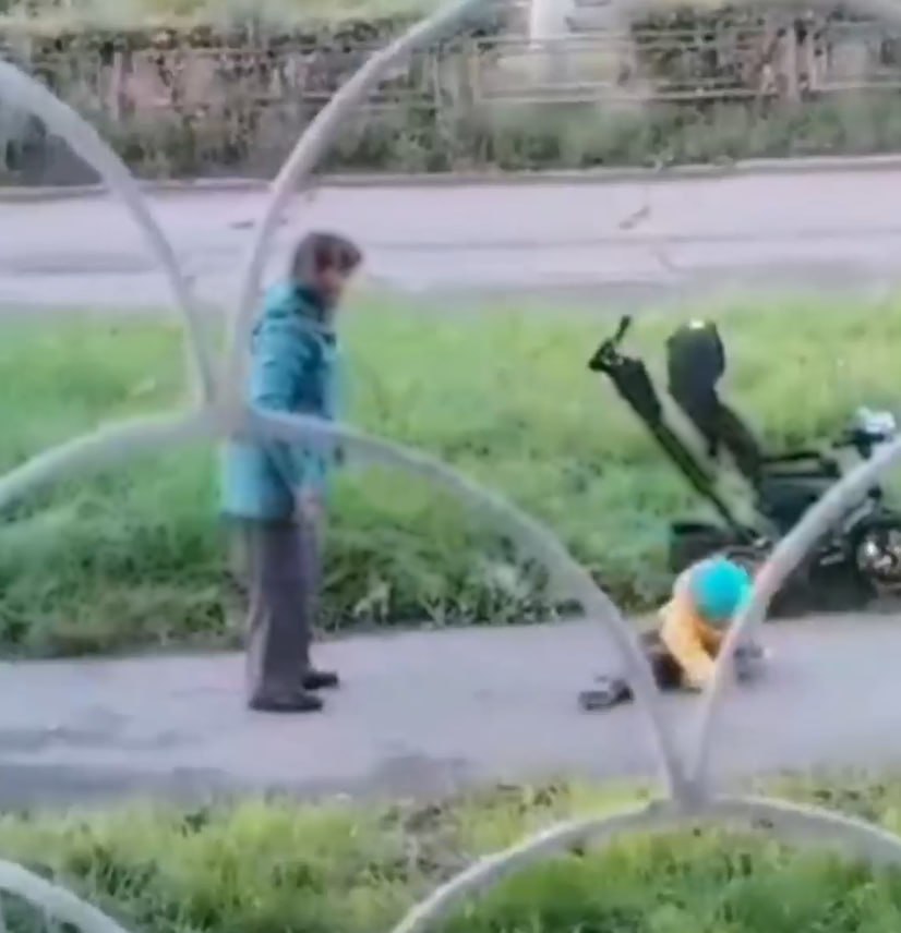 Бабушка ударила внука на улице в Усть-Илимске. В инциденте теперь разбирается полиция