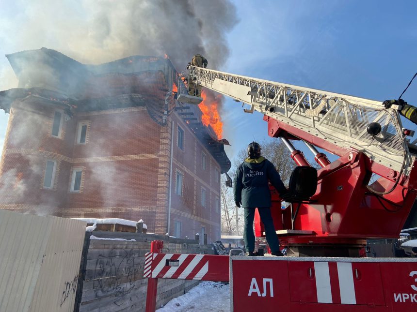 Частный строящийся дом горел в Иркутске на улице Курильской