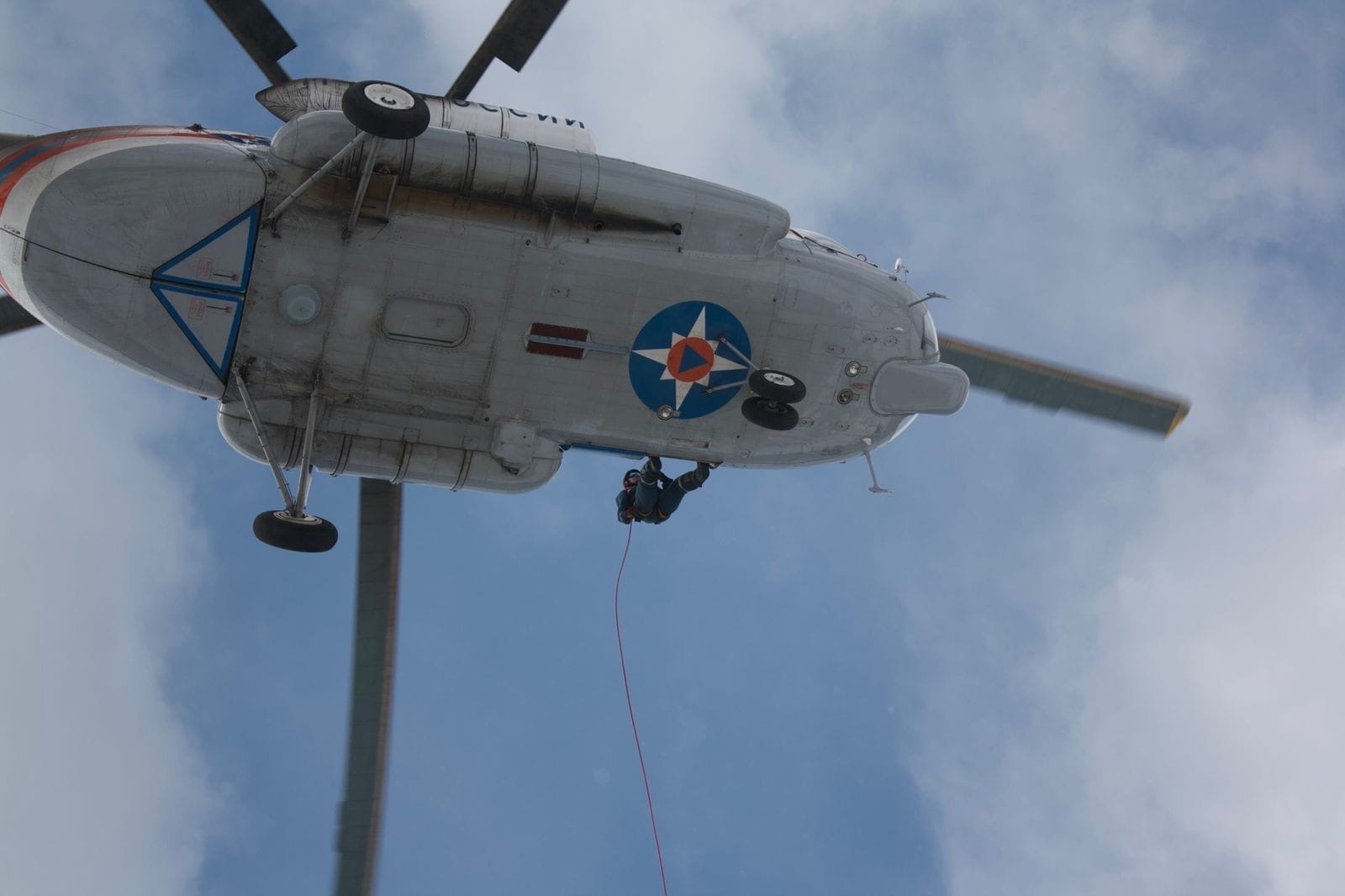 Байкальские спасатели вылетели на помощь туристам, попавшим под лавину