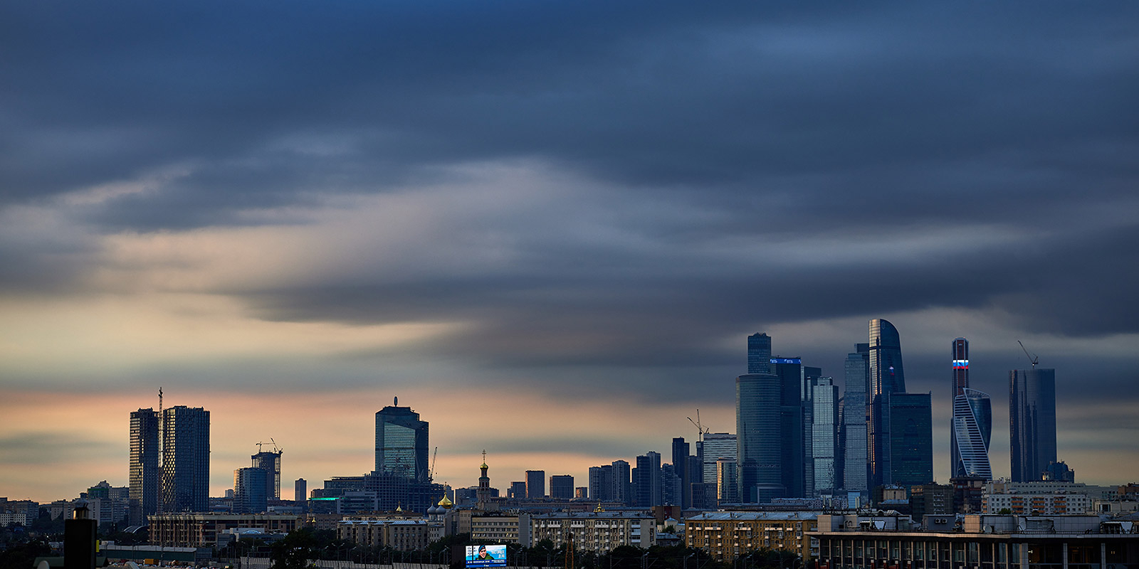 Беспилотник попал в здание в "Москве-Сити"