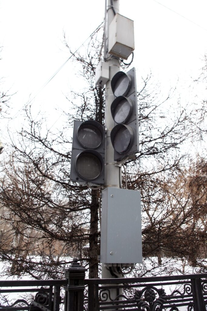 Сенсорный светофор монтируют у здания мэрии Иркутска. Фото