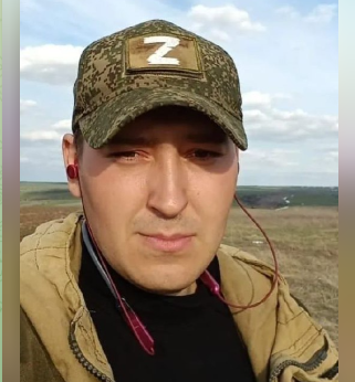 Мужчина в камуфляже на открытом воздухе