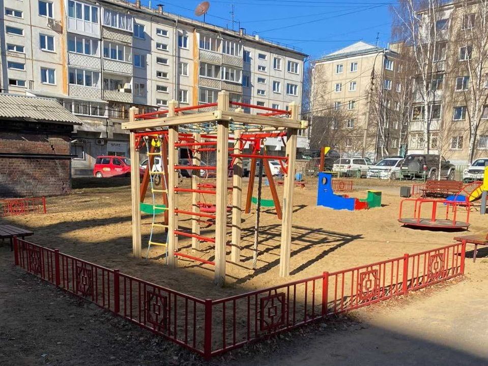 Более 160 детских площадок отремонтировали в Октябрьском округе Иркутска