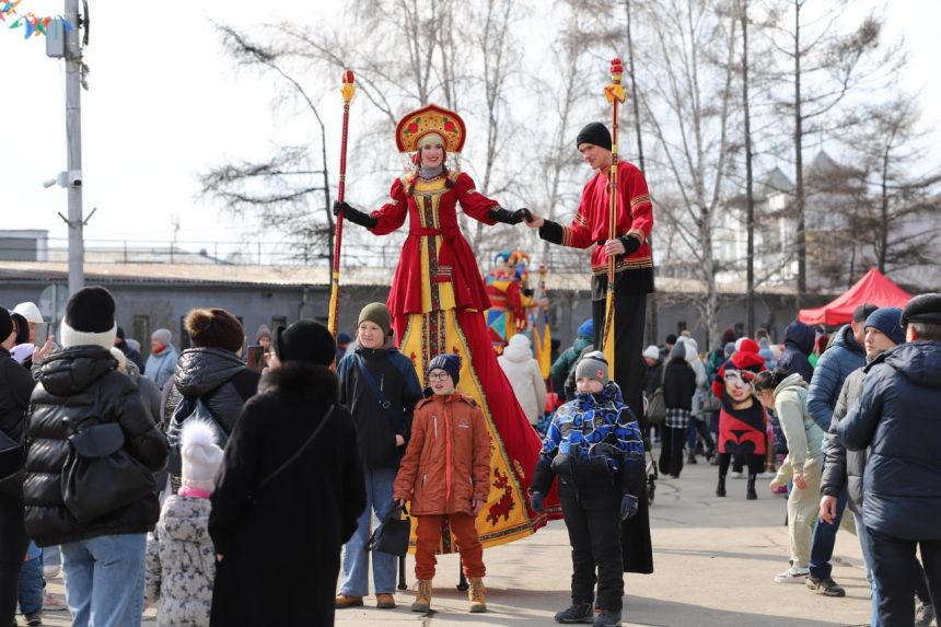 Более 4000 иркутян пришли отпраздновать Масленицу на стадион «Труд»