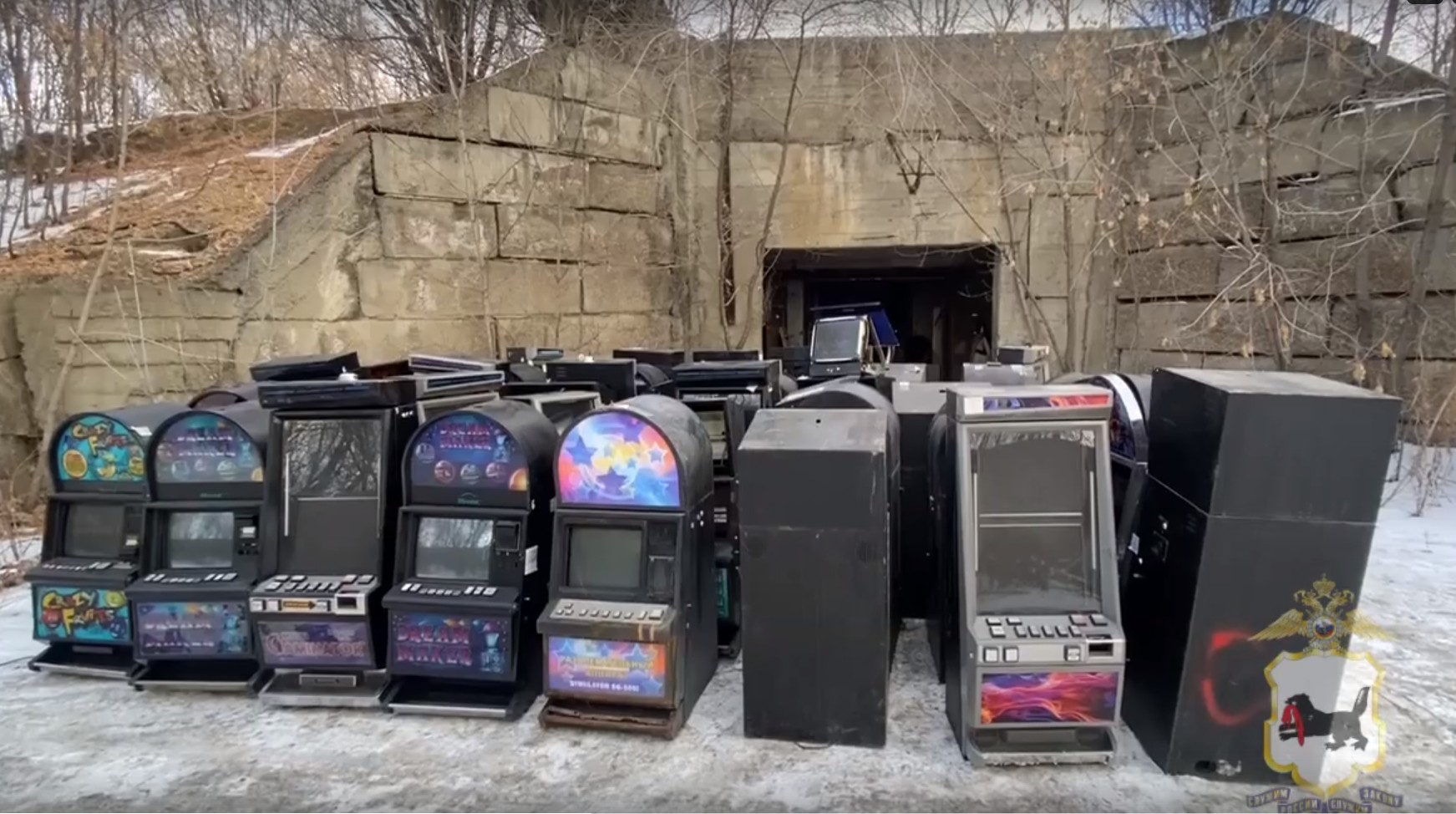Более 50 игровых автоматов из нелегальных казино разгромили в Иркутске