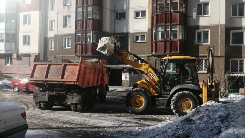 Более 500 тонн снега вывезли с территории Ленинского округа Иркутска за три недели