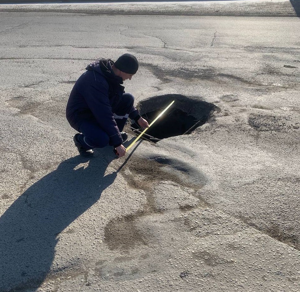 Большая яма образовалась на съезде с Байкальского кольца на плотину в Иркутске