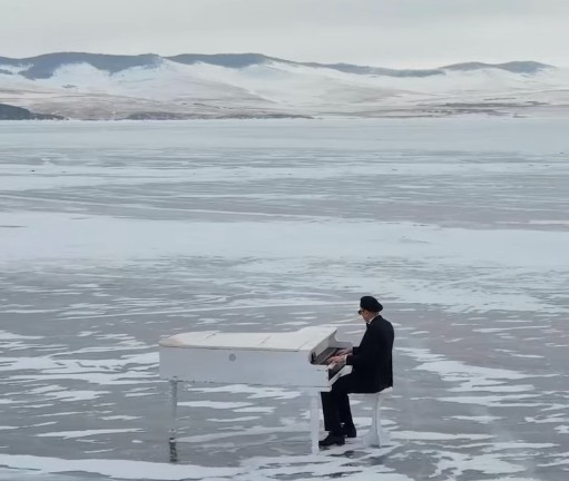Бывший мэр Иркутска Виктор Кондрашов спел за белым роялем на льду Байкала