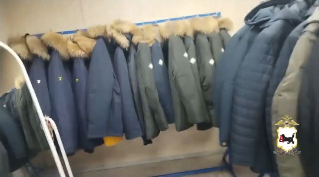 В Усть-Куте полицейские пресекли торговлю немаркированными куртками, шубами и пальто