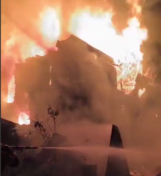 Частный дом сгорел в иркутском микрорайоне Лесной