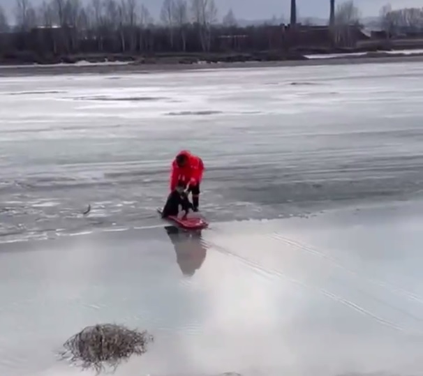 Четверых детей спасли со льдины на реке Уде в Иркутской области