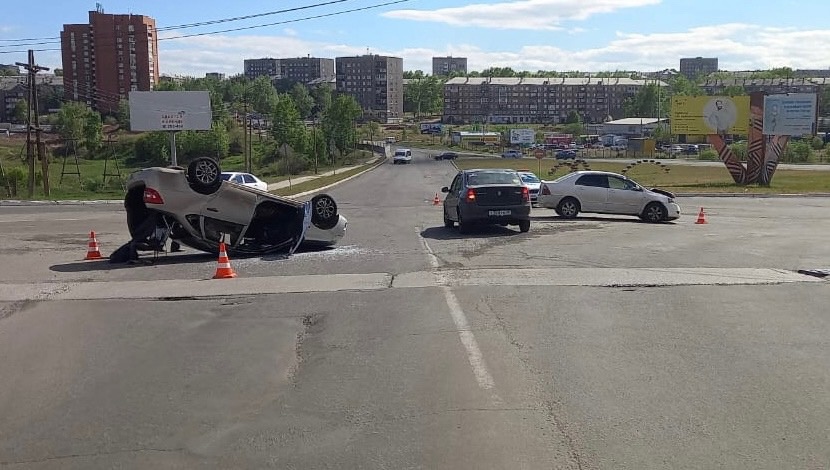 Перевернутая машина на дороге после аварии.