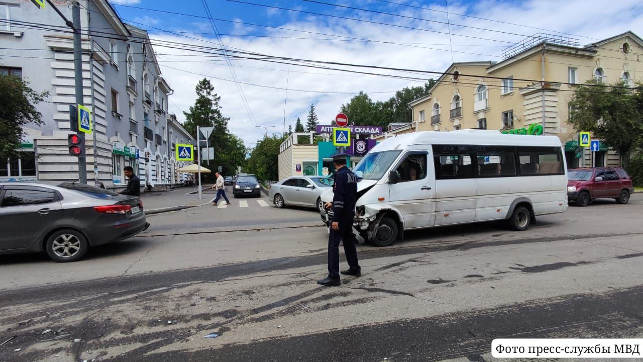 Четыре человека пострадали в ДТП с микроавтобусом в Иркутске