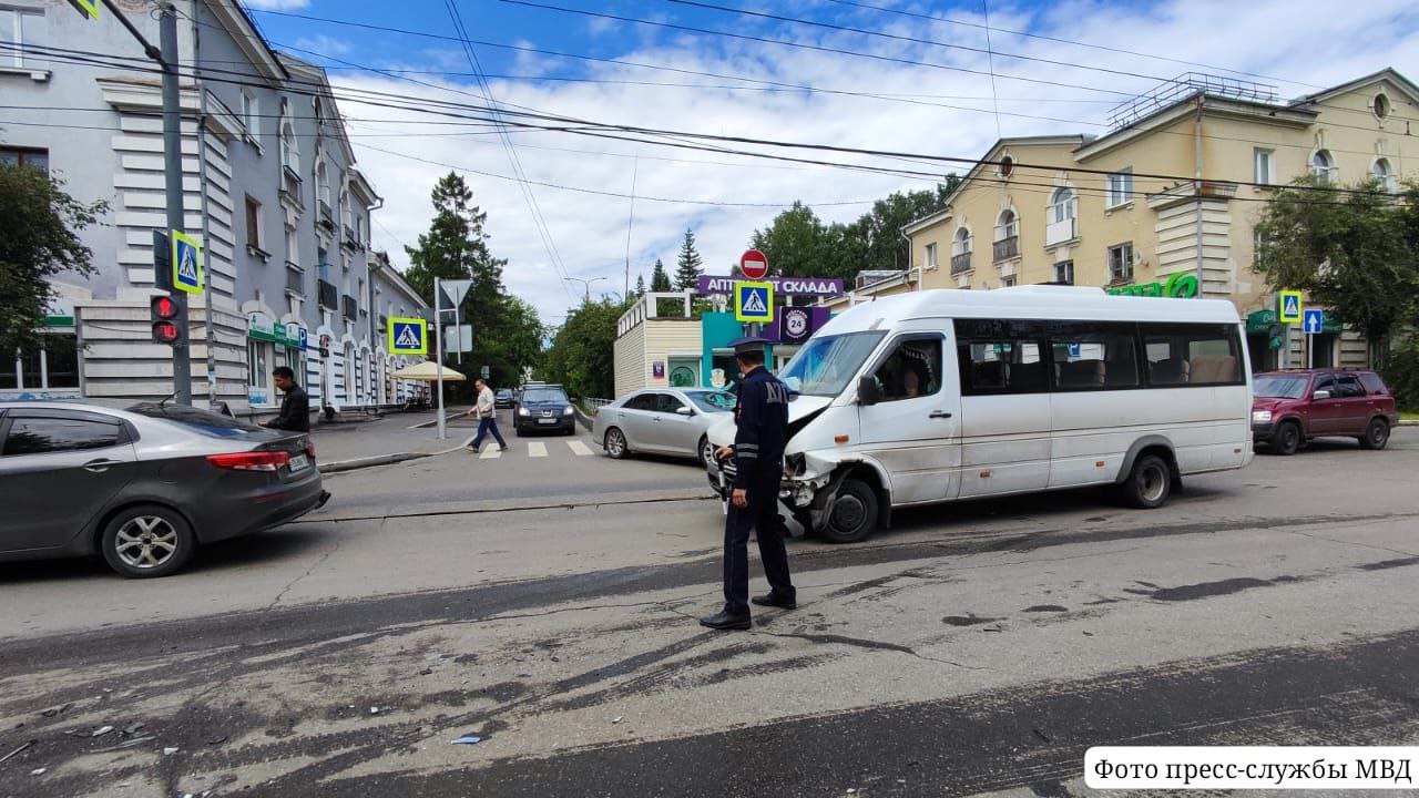 Четыре человека пострадали в ДТП с микроавтобусом в Иркутске — Иркутск  Сегодня