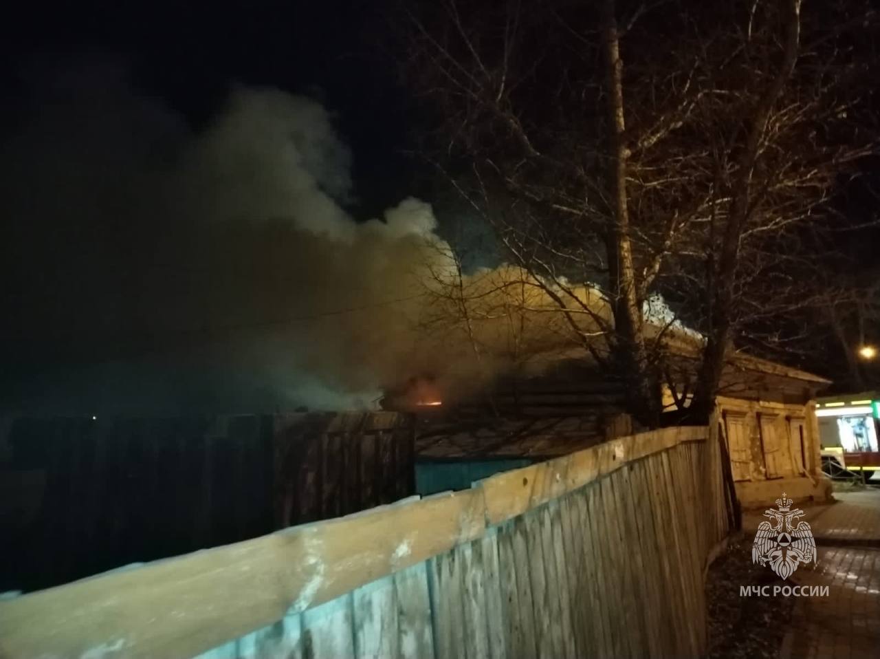 Четыре нежилых дома подожгли в центре Иркутска ночью 23 октября
