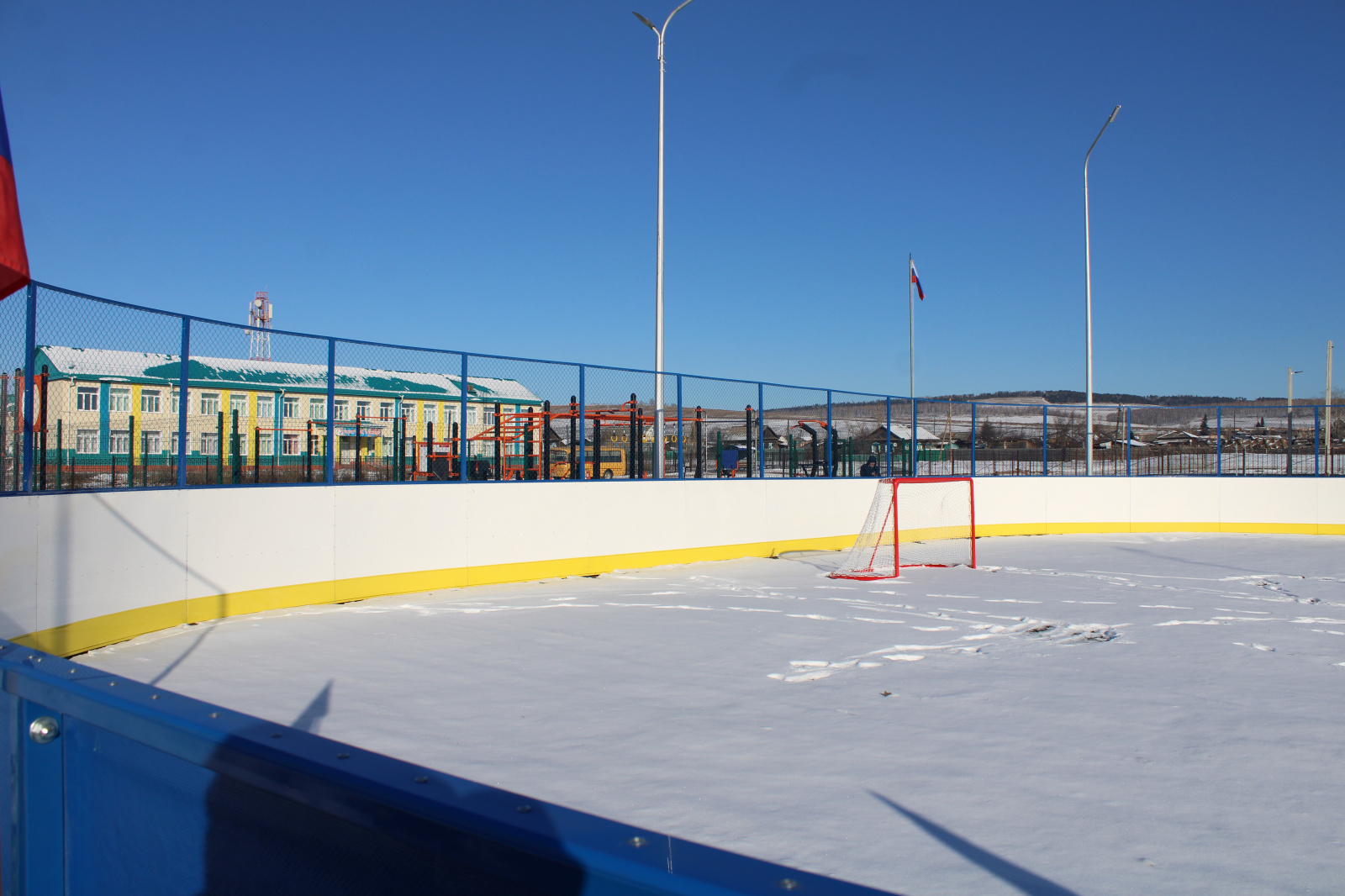 Четыре спортплощадки и два хоккейных корта установили в Усть-Удинском районе