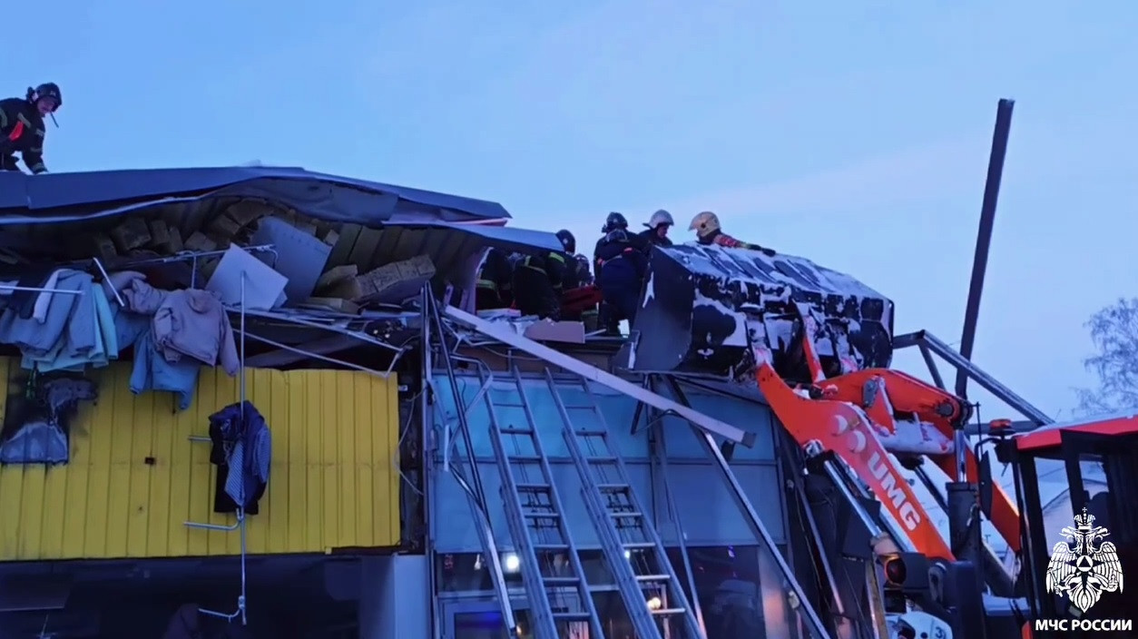 Часть здания торгового центра обрушилась в Новосибирске. Внутри были люди