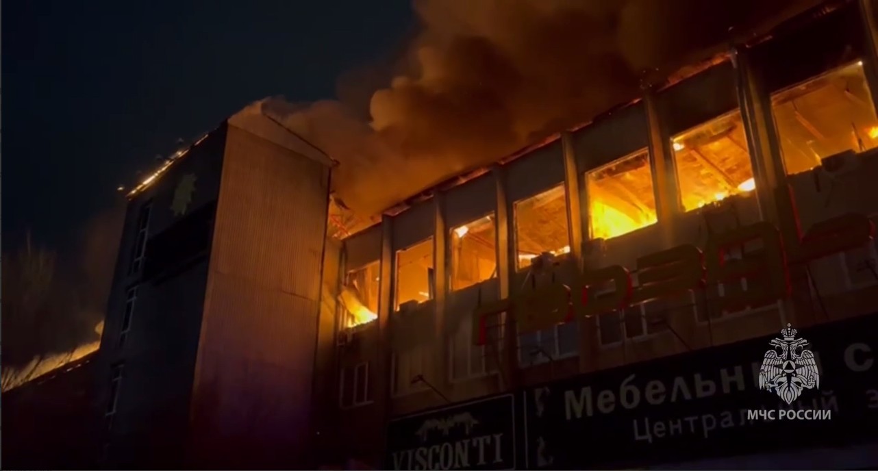 ​​ЧП в Улан-Удэ: крупный пожар произошёл в ТЦ «Гвоздь» утром 7 ноября